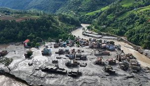 Una vista de dron muestra el lodo cubriendo edificios y casas tras las devastadoras inundaciones en Trishuli, en el distrito de Nuwakot (Nepal).