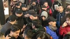 Momento de tensión entre los oficiales y los hinchas. Momento de tensión entre los oficiales y los hinchas.