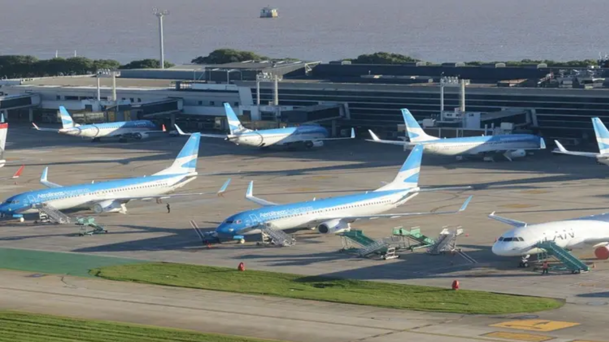 Trabajadores del Servicio Meteorológico Nacional realizan una jornada de lucha y protesta en Aeroparque