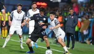 Santiago Montiel, autor del gol de Independiente, pelea el balón con Vázquez, de Belgrano. Santiago Montiel, autor del gol de Independiente, pelea el balón con Vázquez, de Belgrano.