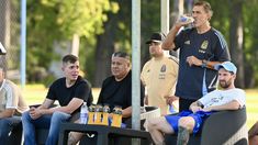 Lionel Messi junto a Chiqui Tapida, mirando atentantemente la Sub 20 de Mascherano. Lionel Messi junto a Chiqui Tapida, mirando atentantemente la Sub 20 de Mascherano.