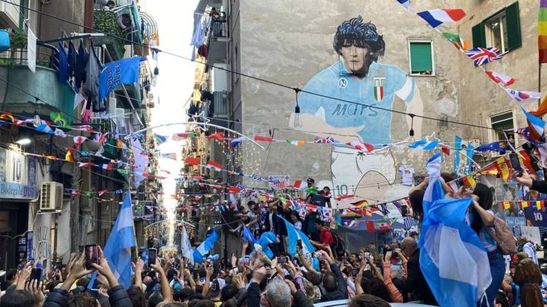 Largo Maradona, un lugar de congregación y celebración para hinchas argentinos, napolitanos y de todo el mundo.