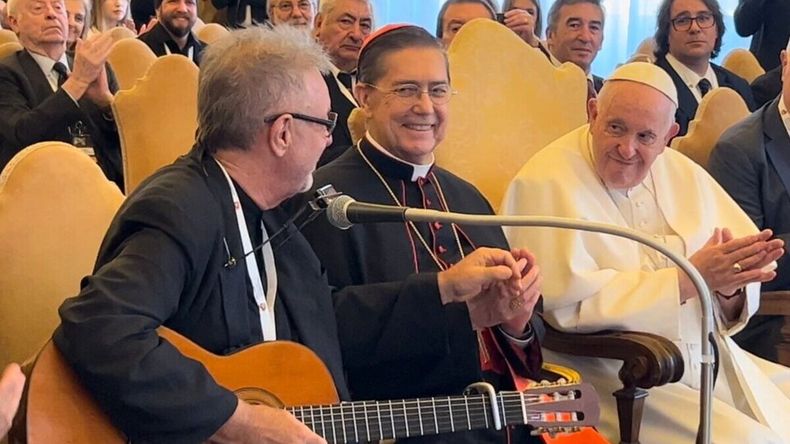 leon-gieco-y-el-papa-francisco-el-vaticano-05-05-23