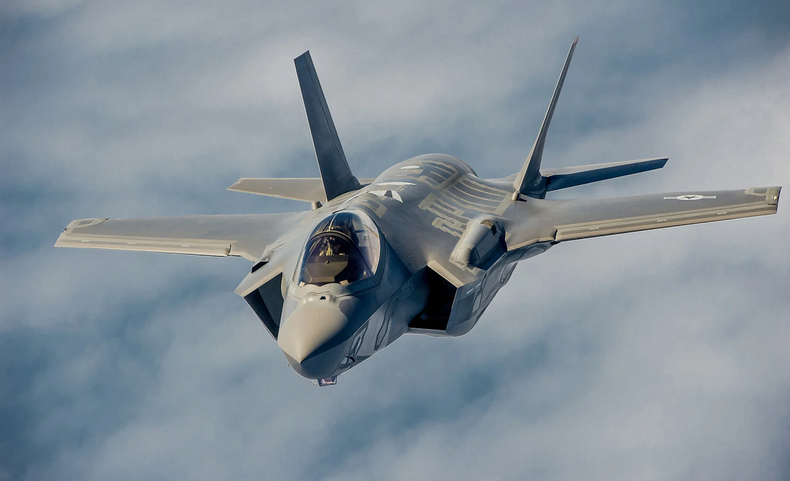 Estados Unidos: un avión de u$s80 millones quedó volando sin piloto y pidieron ayuda para encontrarlo.