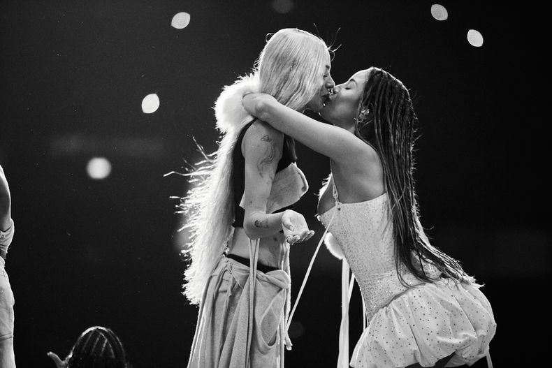 Emilia Mernes y Tini Stoessel a los besos en el Movistar Arena: hicieron explotar al público con La Original