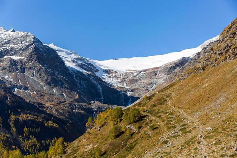 Murieron tres personas al caer de un avión turístico en Suiza.