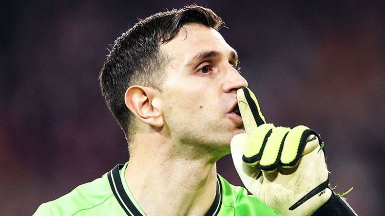 Dibu Martínez explotó contra la hinchada tras atajar los dos penales.