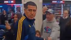 Riquelme miró fijo a la persona que le gritó amargo al llegar al aeropuerto de Ezeiza. Riquelme miró fijo a la persona que le gritó amargo al llegar al aeropuerto de Ezeiza.