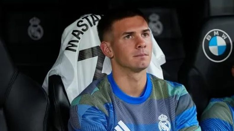 El volante de 18 años miró los últimos tres partidos desde el banco.