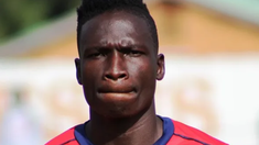 Se desempeñaba como jugador de la selección africana.&nbsp;