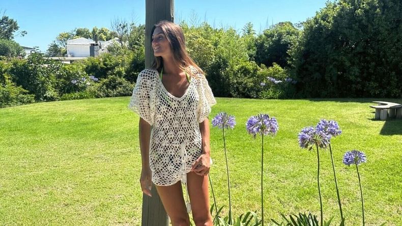 Lola Latorre en la casa de José Ignacio donde veranea junto a su novio.