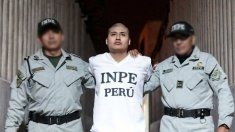 Rapado y más delgado, así se lo vio a Pequeño J en su extraditación al país. Rapado y más delgado, así se lo vio a Pequeño J en su extraditación al país.