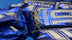 lanzan un alfajor en honor a diego maradona: cuanto costaran lanzan un alfajor en honor a diego maradona: cuanto costaran