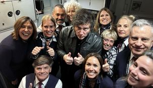 El Presidente viajó en vuelo comercial rumbo a Estados Unidos.