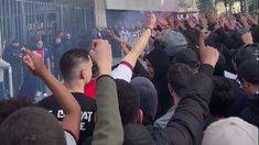 Los hinchas del PSG se manfiestaron en la puerta del club e insultaron a Lionel Messi. Los hinchas del PSG se manfiestaron en la puerta del club e insultaron a Lionel Messi.