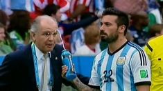 La divertida broma de Lavezzi a Sabella: en pleno partido ¡le tiró agua! La divertida broma de Lavezzi a Sabella: en pleno partido ¡le tiró agua!