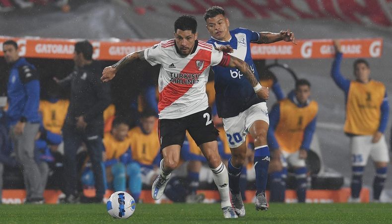 Enzo Pérez se lleva la pelota ante Walter Bou.