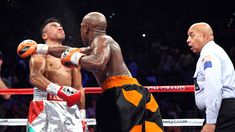 En momento en que Mayweather golpea a traición a Ortiz. En momento en que Mayweather golpea a traición a Ortiz.