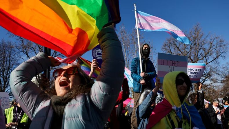 Activistas por los derechos de las personas trans hicieron una protesta frente a la Corte Suprema de Estados Unidos en Washington