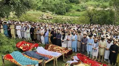 Cientos de pakistaníes despiden a víctimas de las inundaciones.