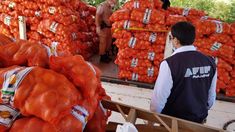 La Aduana en realizando el operativo de fiscalización comercial. La Aduana en realizando el operativo de fiscalización comercial.