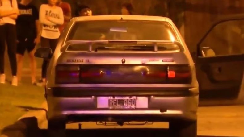 El auto donde se encontraba la víctima era un Renault 19 color gris.