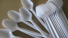 Este caso muestra cómo unas simples cucharitas plásticas pueden convertirse en un adorno original para el hogar. Este tipo de ideas de reciclaje no solo ayudan al planeta, sino que también invitan a jugar con la creatividad.