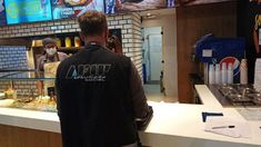 El personal de Recursos de la Seguridad Social durante un procedimiento en un local. El personal de Recursos de la Seguridad Social durante un procedimiento en un local.