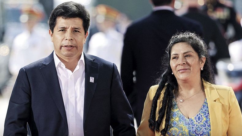 Pedro Castillo junto a su esposa