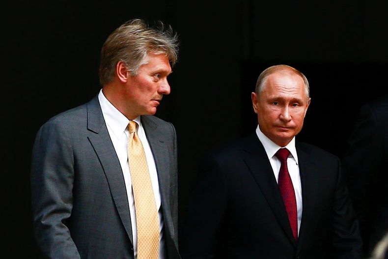 Peskov, el portavoz presidencial, junto a Vladimir Putin.