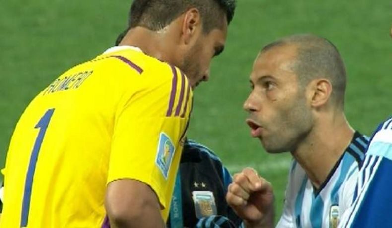 Mascherano motivando a Romero.