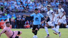 El arquero de Talleres, Guido Herrera, enfrenta a Uvita Fernández, de Belgrano. El arquero de Talleres, Guido Herrera, enfrenta a Uvita Fernández, de Belgrano.