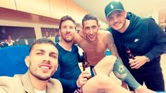 La foto se volvió viral por los stickers que tenía Messi en la funda de su celular. La foto se volvió viral por los stickers que tenía Messi en la funda de su celular.