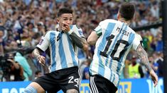 Enzo festeja su golazo frente a México con Messi Enzo festeja su golazo frente a México con Messi