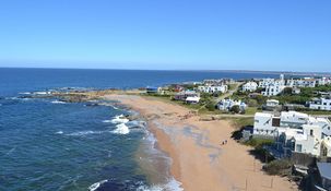 José Ignacio se distingue por su ubicación sobre una pequeña península del Atlántico.