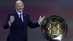 El presidente de la FIFA presentando el trofeo del Mundial de Clubes. El presidente de la FIFA presentando el trofeo del Mundial de Clubes.