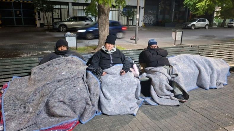La familia de Rosario durmió un mes en una plaza: “No queremos que llegue la noche”.
