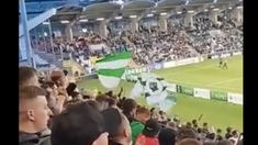 El repudiable gesto de una hinchada irlandesa. El repudiable gesto de una hinchada irlandesa.