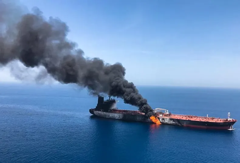 Tensión en el estrecho de Ormuz: un buque se prendió fuego y hay incertidumbre por el abastecimiento de petróleo