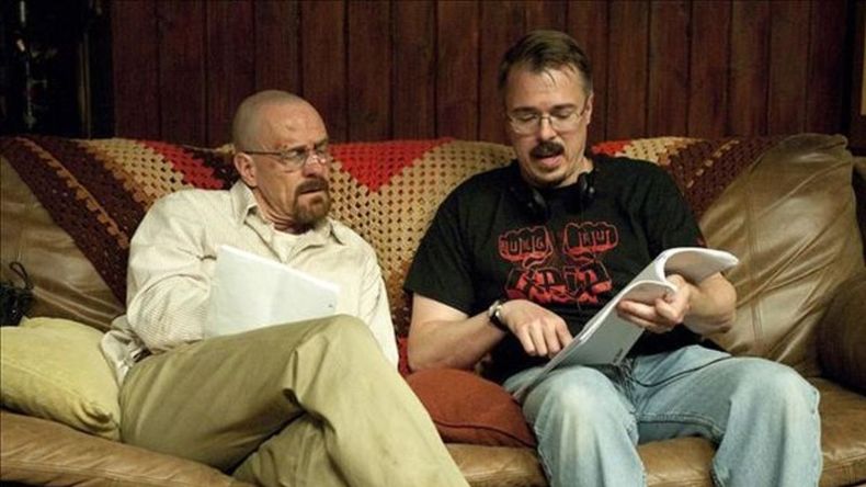 Bryan Cranston recibiendo indicaciones por parte de Vince Gilligan.