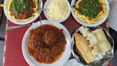 Spiagge di Napoli es un auténtico bodegón italiano ubicado en el barrio de Boedo. Spiagge di Napoli es un auténtico bodegón italiano ubicado en el barrio de Boedo.