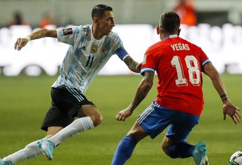 Di María, de gran primer tiempo, intenta eludir a Vegas. Di María, de gran primer tiempo, intenta eludir a Vegas.