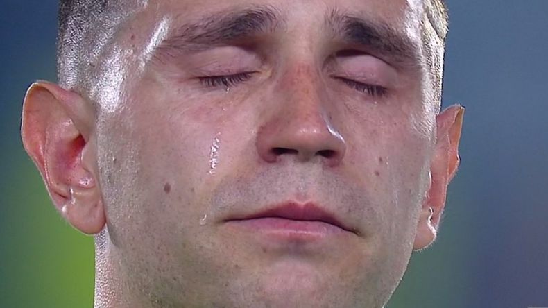 La emoción de Dibu Martínez durante el himno.