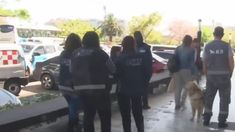 Los agentes cuentan con una orden de allanamiento para ingresar al lugar. Los agentes cuentan con una orden de allanamiento para ingresar al lugar.