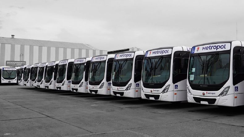 La empresa Metropol anunció un corte total de servicios en 23 líneas de colectivos a partir de la medianoche