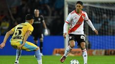 Aliendro, de River, ante la marca de Richarte. Aliendro, de River, ante la marca de Richarte.