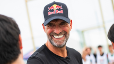 Jürgen Klopp impacta al fútbol con su nuevo look cowboy. Jürgen Klopp impacta al fútbol con su nuevo look cowboy.