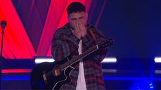 El participante se cayó antes de cantar, pero pasó a la segunda ronda. El participante se cayó antes de cantar, pero pasó a la segunda ronda.