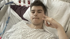 Un youtuber le quiso hacer una broma pesada a un extraño y recibió un tiro en el estómago Un youtuber le quiso hacer una broma pesada a un extraño y recibió un tiro en el estómago