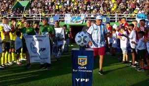 Defensa y Justicia y Estudiantes de la Plata homenajearon a veteranos y excombatientes de Malvinas.